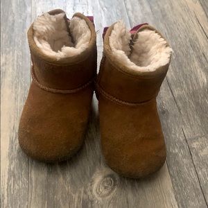 Ugg toddler girl boots with pink bow in size 4/5.